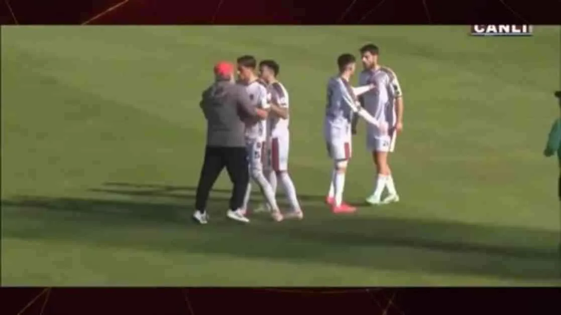 Ünlü Teknik Direktör Sahaya Girdi ve Futbolcusuyla Tartıştı! Tarih Geçen İnanılmaz Anlar! – Futbol Haberleri news-04122024-140809