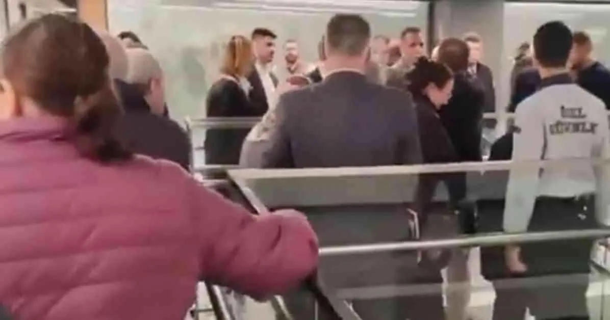 AKP’li Başkan Yardımcısı ve Meclis Üyesi Vatandaşa Saldırdı – Görüntülere Tepki – Sözcü Gazetesi akpli-bakan-yardmcs-ve-meclis-yesi-vatandaa-saldrd-grntlere-tepki-szc-gazetesi